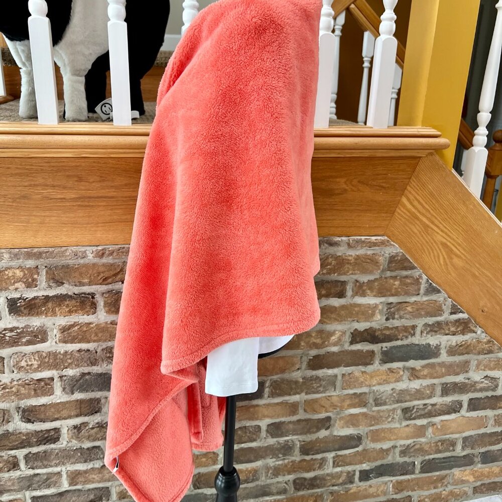 LAST CHANCE! Soft & Snuggly Coral Shawl/Cape with Pockets - Picture 5 of 11